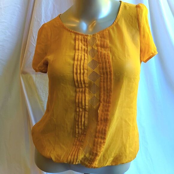 Ann Taylor LOFT Yellow Lace Pintuck Blouse Short Sleeve Top M - Picture 1 of 5